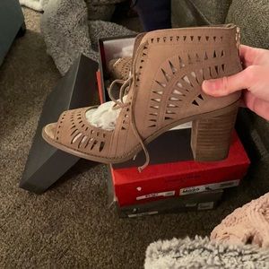 GENTLY WORN VINCE CAMUTO TAUPE LACE UP HEELS